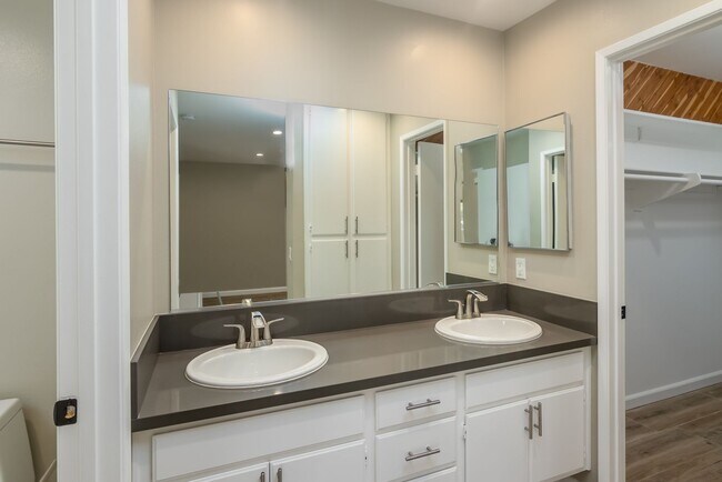 Building Photo - Beautiful two-bedroom, two-bath home in Oa...