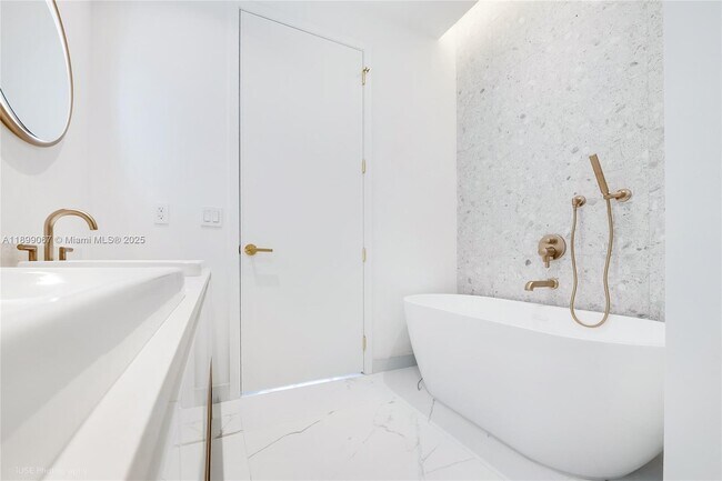 Building Photo - 2655 S Bayshore Dr