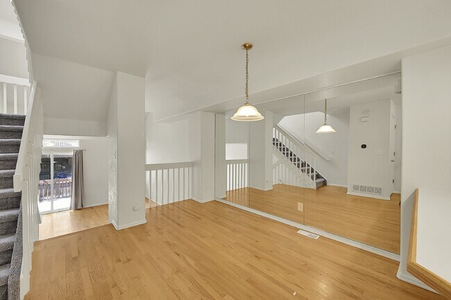 Building Photo - $1,950- 2 Bed, 2 Bath Townhouse in Denver with Washer and Dryer!