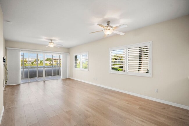 Building Photo - Stunning 2 beds 2 baths condo with lake vi...