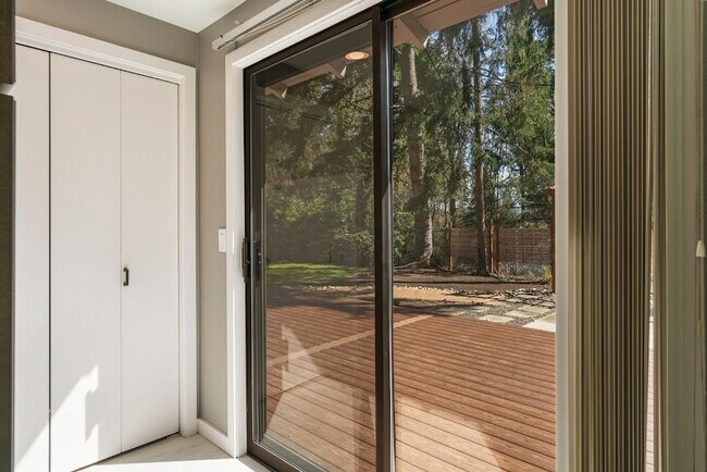 Building Photo - A Spacious Home in the Prestigious Sahalee...