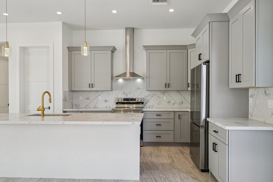 Building Photo - 910 E Roma Ave