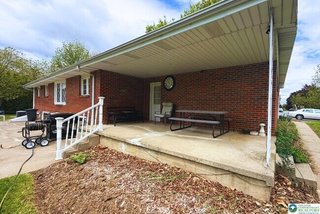 Building Photo - 510 Zucksville Rd
