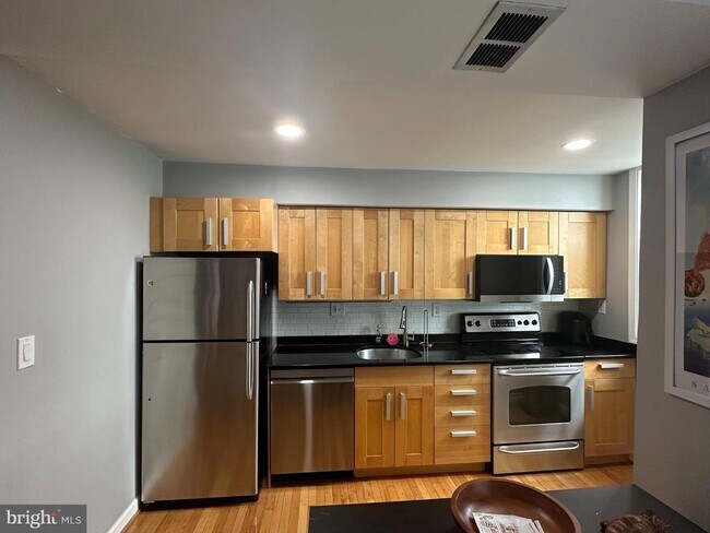 Building Photo - 314 V St NE