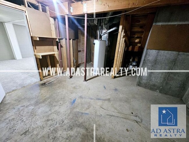 Building Photo - Nice 3 bed 1.5 bath townhouse in Olathe-Coming SOON!!