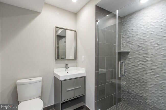 Building Photo - 712 S Sartain St