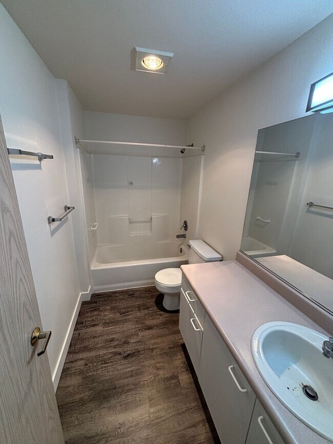 Building Photo - 2 Bedroom, 2 Bath i920sq ft with Private P...