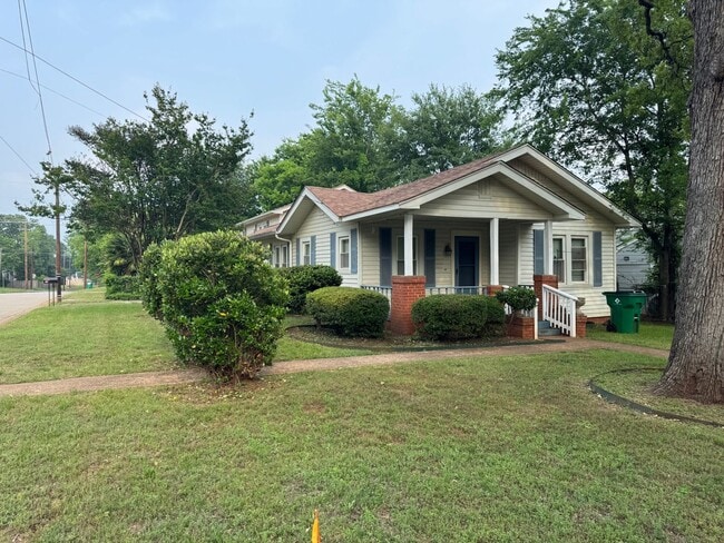 Building Photo - 2-bed/1-bath Downstairs unit!