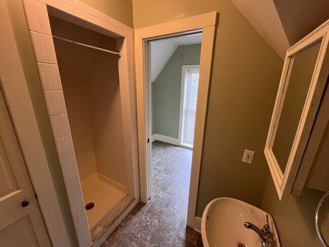 Building Photo - Premium location!  Downtown 3BR 2.5BA with 2 car garage