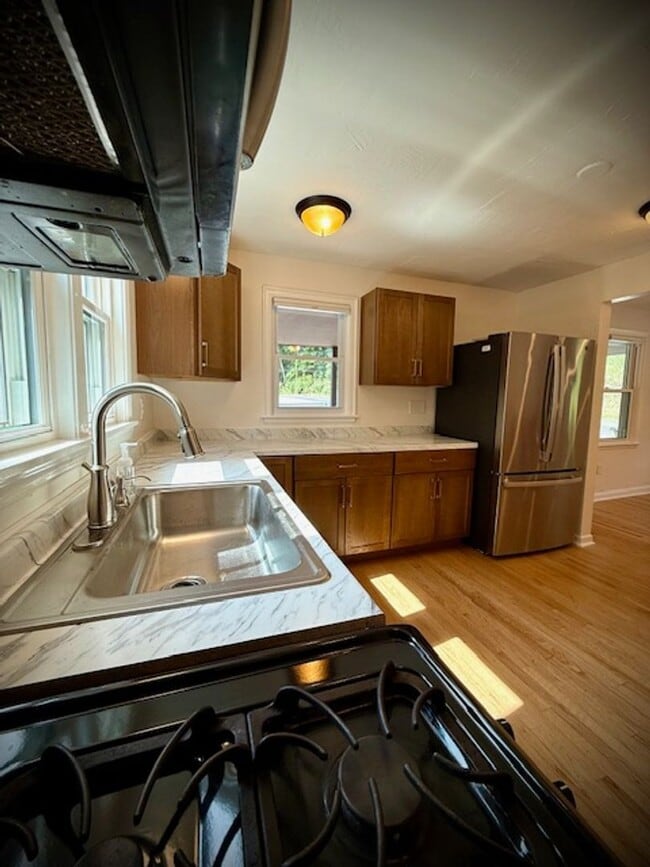 Building Photo - Updated, spacious 1 bedroom 1 bath located...