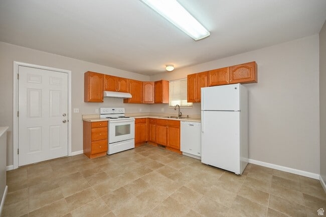 Building Photo - 916 Vics Rd