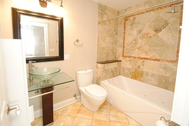 Building Photo - 867 N Mozart St