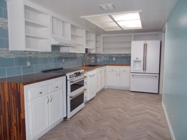 Building Photo - Two-story, 2-bedroom townhome ideally located in the heart of Boulder City