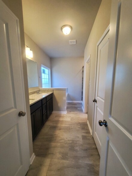 Building Photo - 1308 Kingsgate Dr