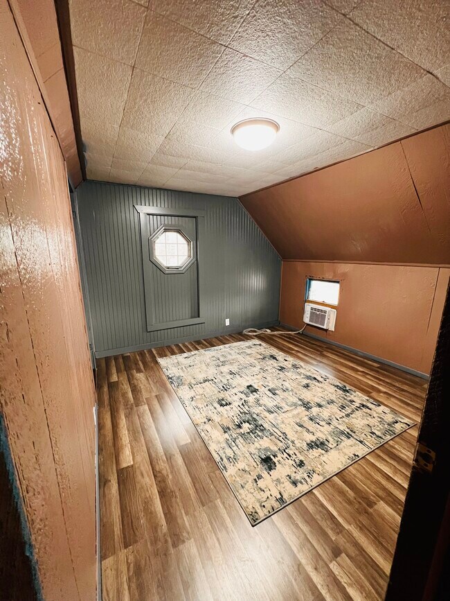 Building Photo - 630 W Locust St
