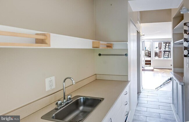 Building Photo - 13 E Henrietta St