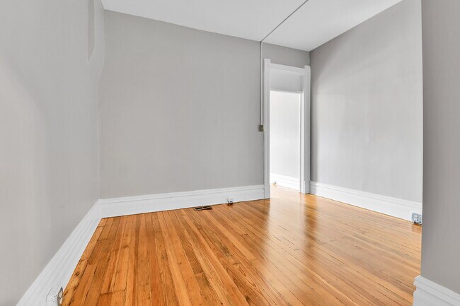 Building Photo - $1,570.00 - 1 Bed,1 Bath, Multiplex in Den...