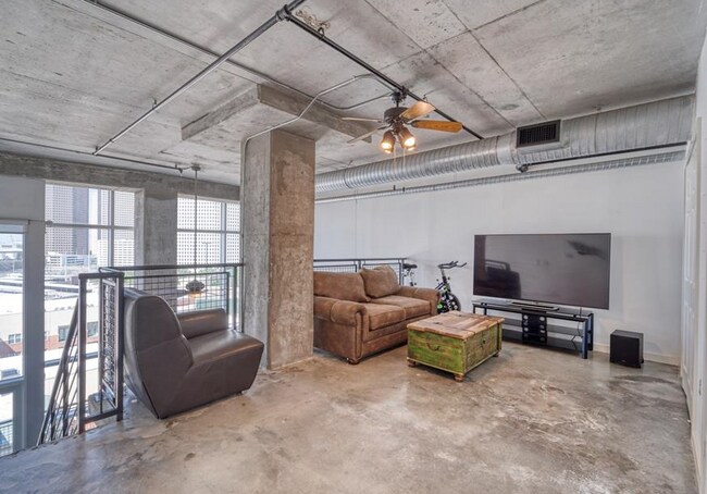 Building Photo - 2000 Bagby-170.18