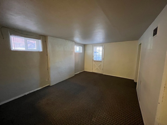 Building Photo - Charming 2 Bed, 1 Bath Lower Level Unit wi...