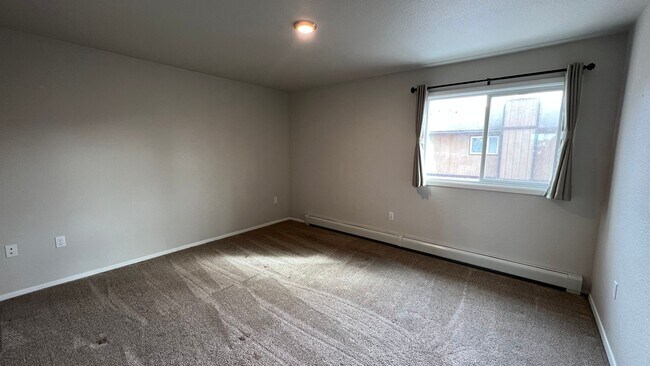 Building Photo - A spacious and well maintained (3) bed, (2.5) bath home between Campbell and Birch Lake.