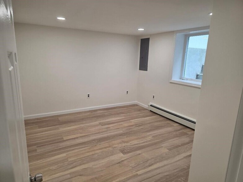 Building Photo - 9 Charles St