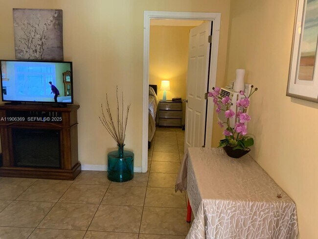 Building Photo - 2618 Lincoln St