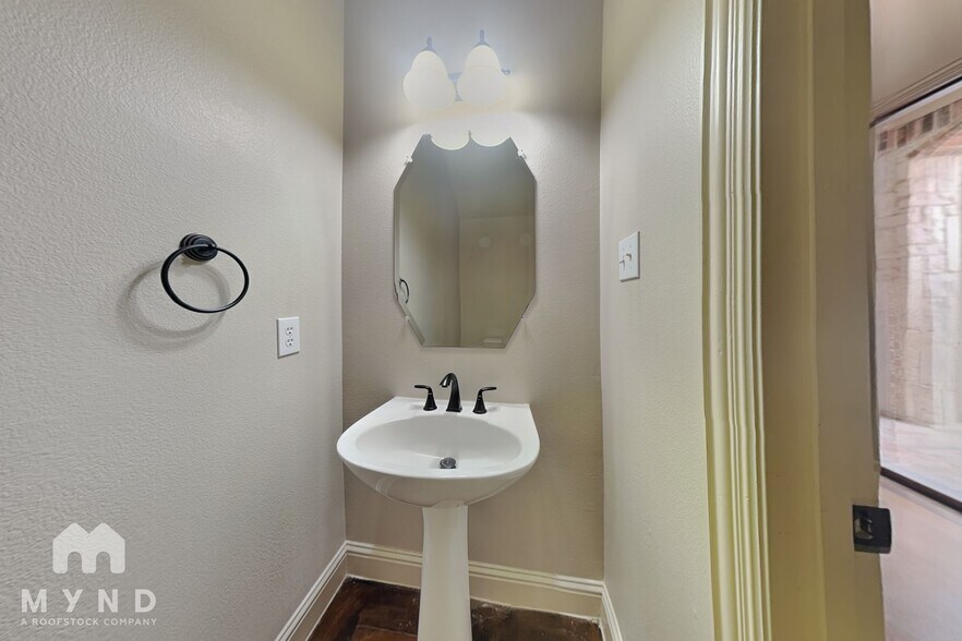 Building Photo - 2204 Apollonia Ln