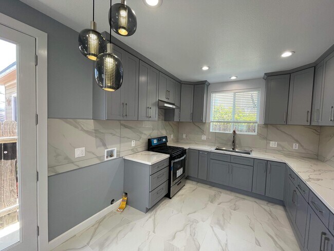 Building Photo - 15410 Firmona Ave