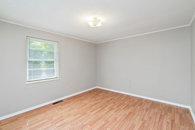 Building Photo - 302 Wakefield Rd