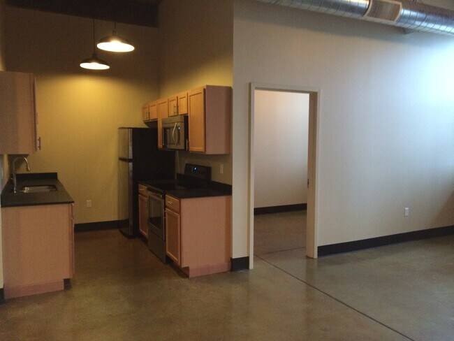 Building Photo - 100 Main St