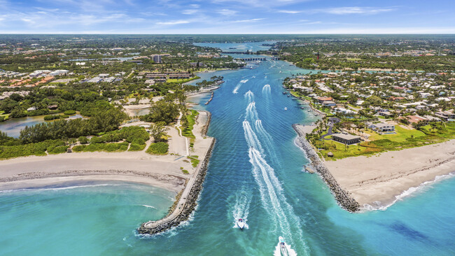 Building Photo - 466 Tequesta Dr