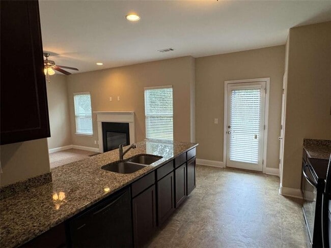 Building Photo - 495 Kirkland Dr