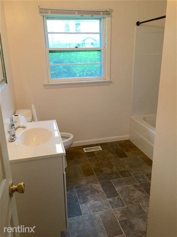Building Photo - 1405 Arbutus Dr