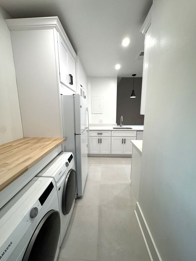 Building Photo - Centrally Located Renovated Large 1BR/1BA in Historic Dupont Circle Row House