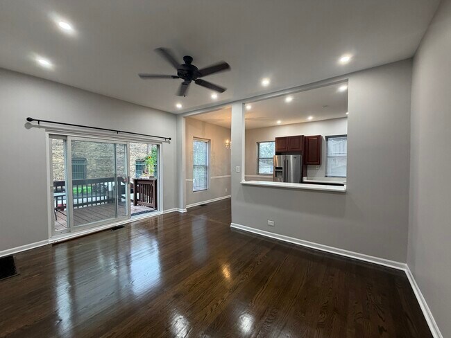 Building Photo - 1555 W Rosemont Ave