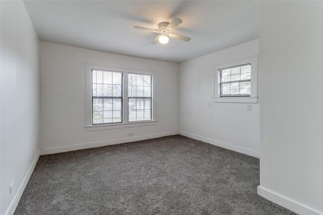 Building Photo - 731 W Hull St