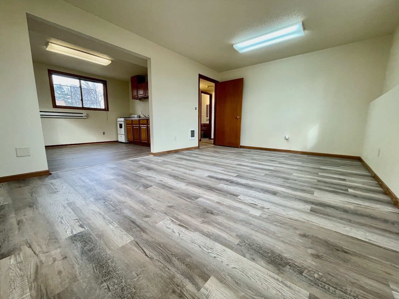 Building Photo - 902 W Lincoln Ave #2