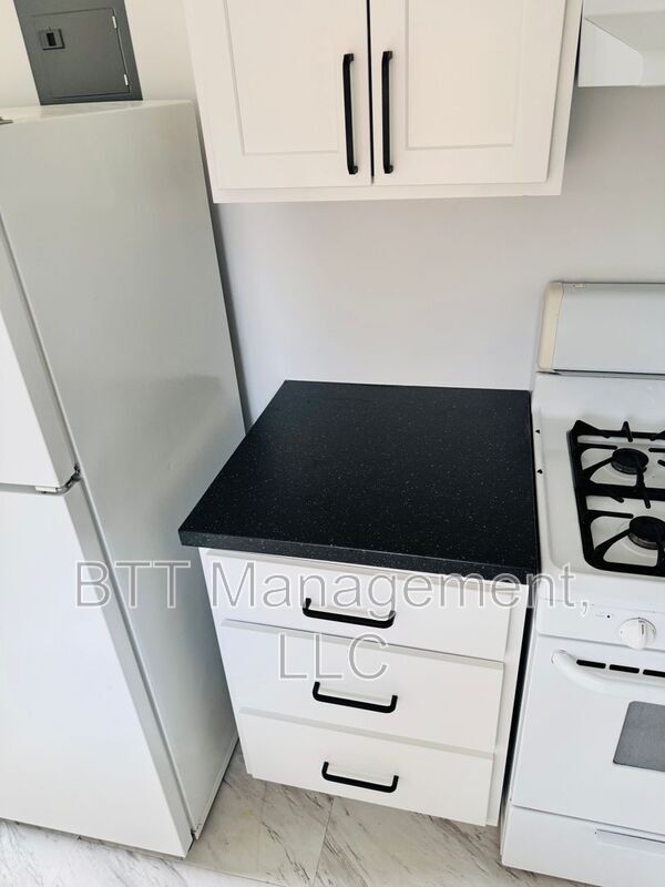 Building Photo - 8400 Greenwood Ave