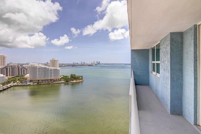 Building Photo - 1111 Brickell Bay Dr