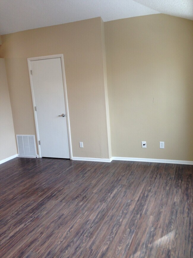 Building Photo - 2 Bedroom with Garage for Rent