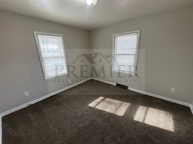 Building Photo - 2 Bd / 1 Ba -107 S Arlington Ave, Independence Rent $925- DUPLEX with garage