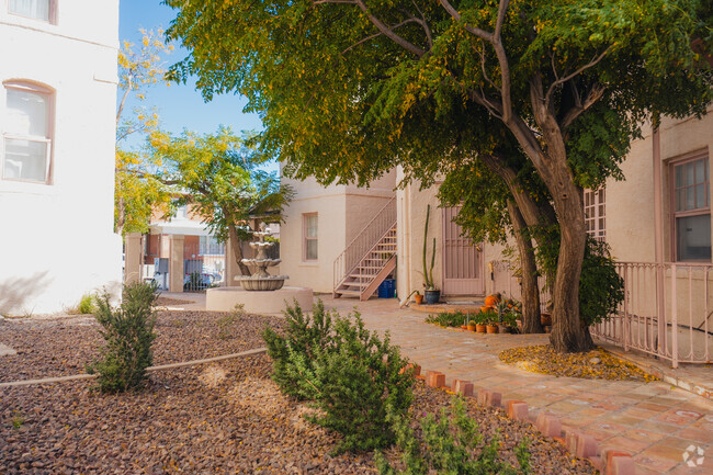 Courtyard - The Wallace Apartments