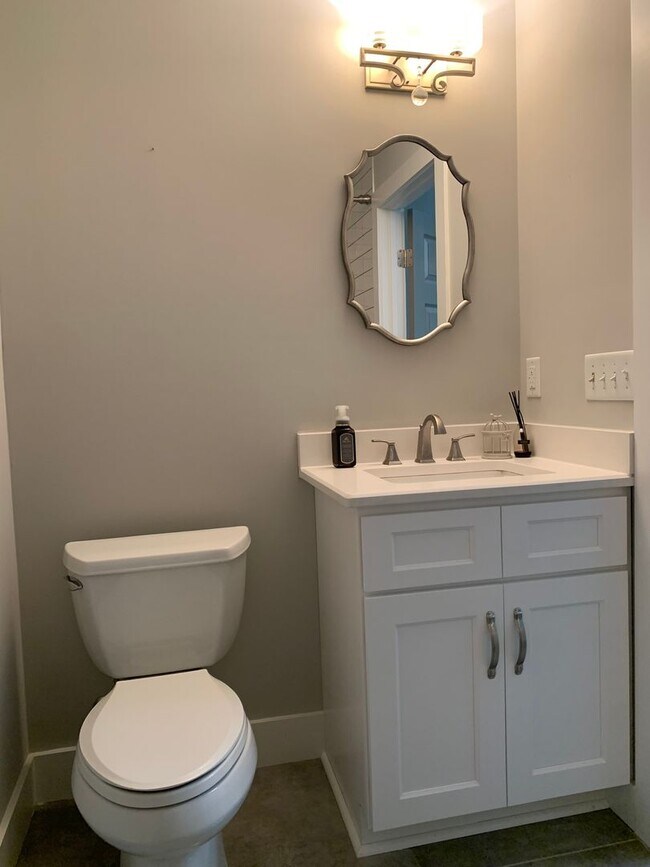 Building Photo - 3 Bed, 3.5 Bath Home w/ 2 Car Garage and Lake Views