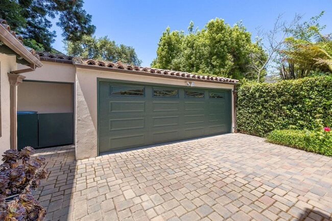 Building Photo - Mediterranean Beauty in Crescent Park – 5B...