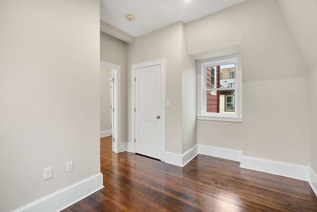 Building Photo - 10 King St