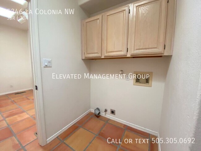 Building Photo - 5346 La Colonia Dr NW