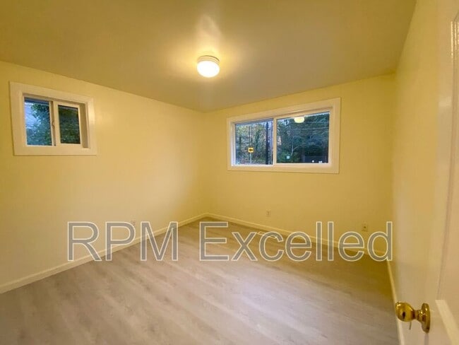 Building Photo - 3216 S 208th St