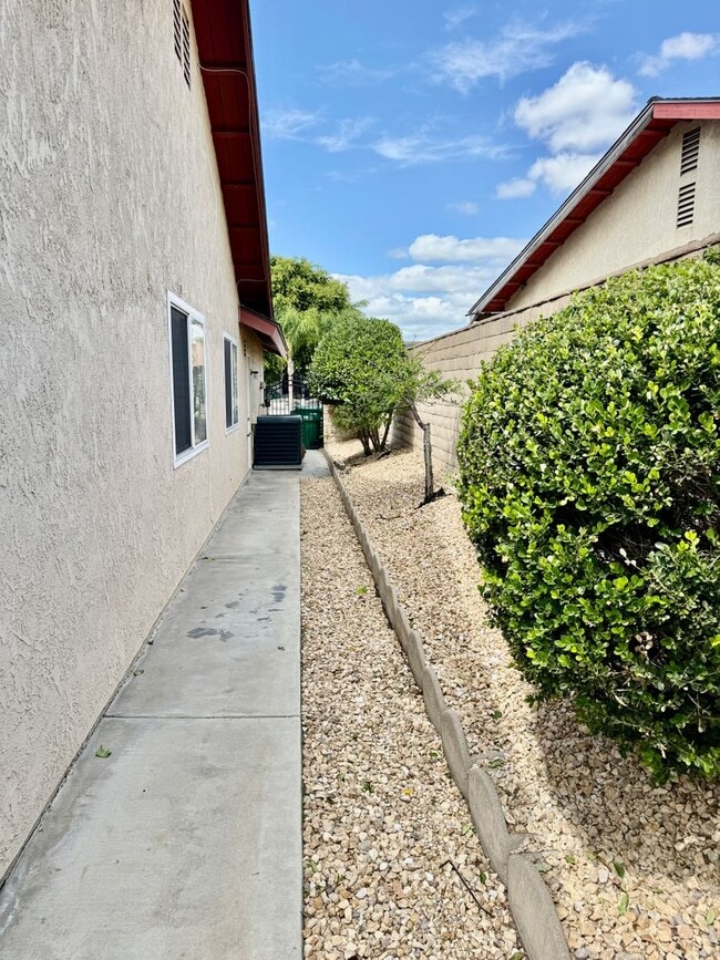 Building Photo - Nice Single Story Home