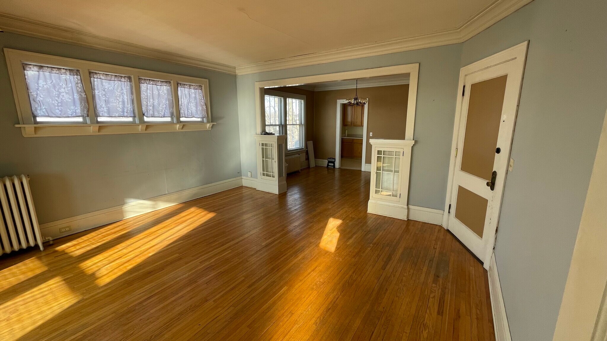 Building Photo - 881 Saint Clair Ave