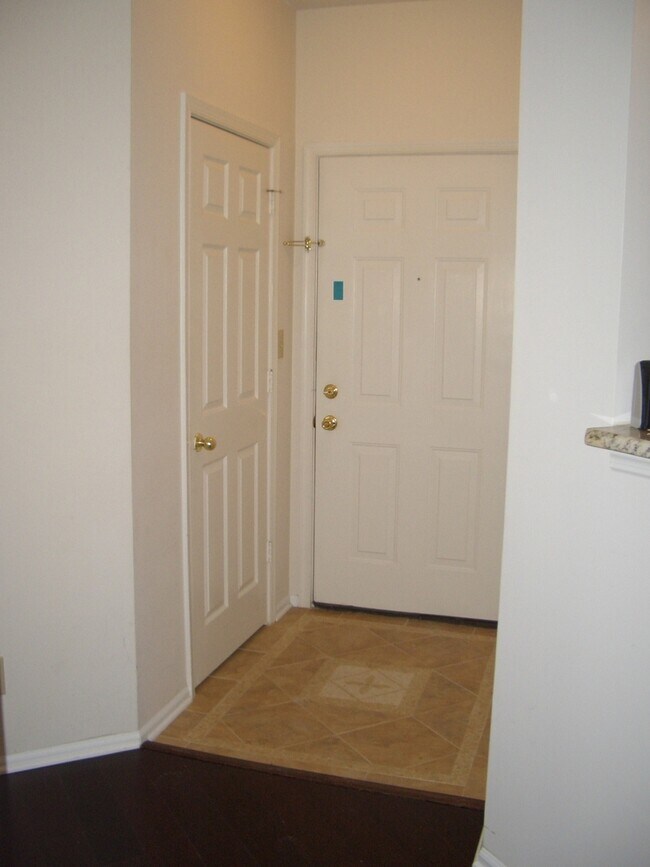 Building Photo - Renovated 2 bed/2 bath condo in the heart of Centreville, close to everything!!